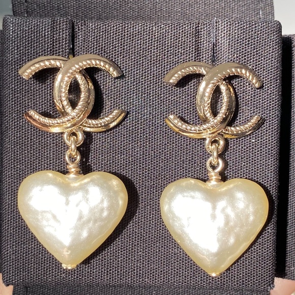 2024 REV CHANEL GOLD CC LOGO HEART SHAPE PEARLS DANGLE EARRINGS - Picture 7 of 11